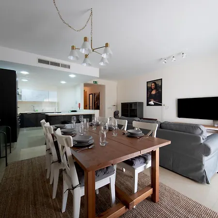 Apartament Brand New Listing Located Just Off Seafront *