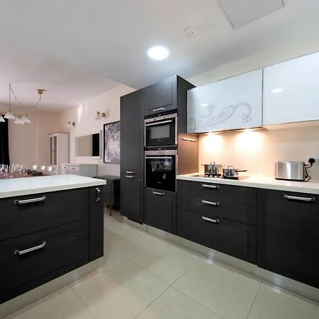 公寓 Brand New Listing Located Just Off Seafront