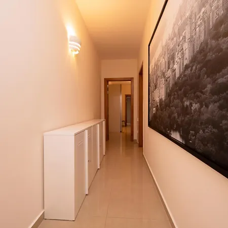 Brand New Listing Located Just Off Seafront شقة