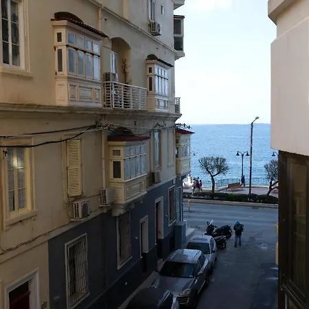 아파트 Brand New Listing Located Just Off Seafront *
