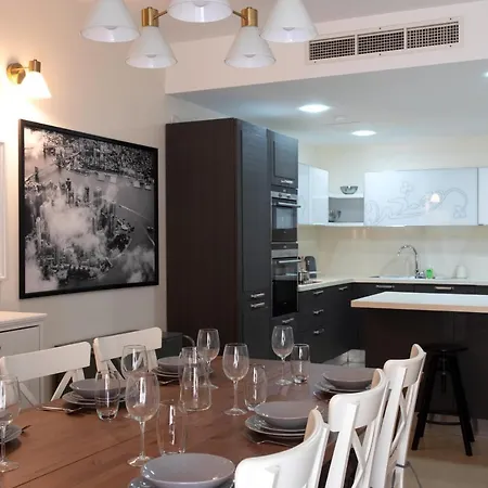 Brand New Listing Located Just Off Seafront アパート スリーマ