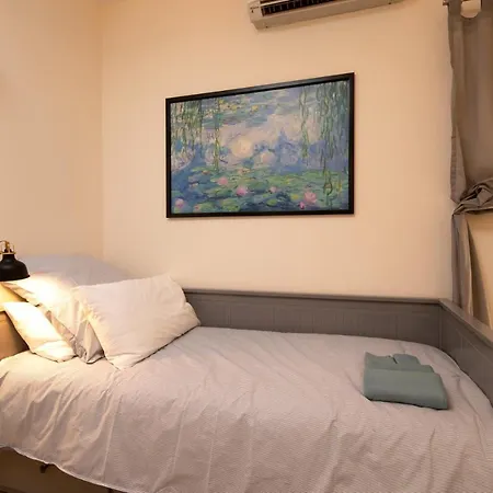 Brand New Listing Located Just Off Seafront アパート スリーマ