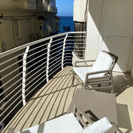 아파트 Brand New Listing Located Just Off Seafront