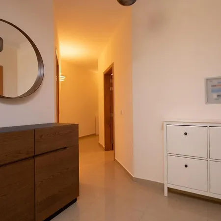 Brand New Listing Located Just Off Seafront アパート スリーマ